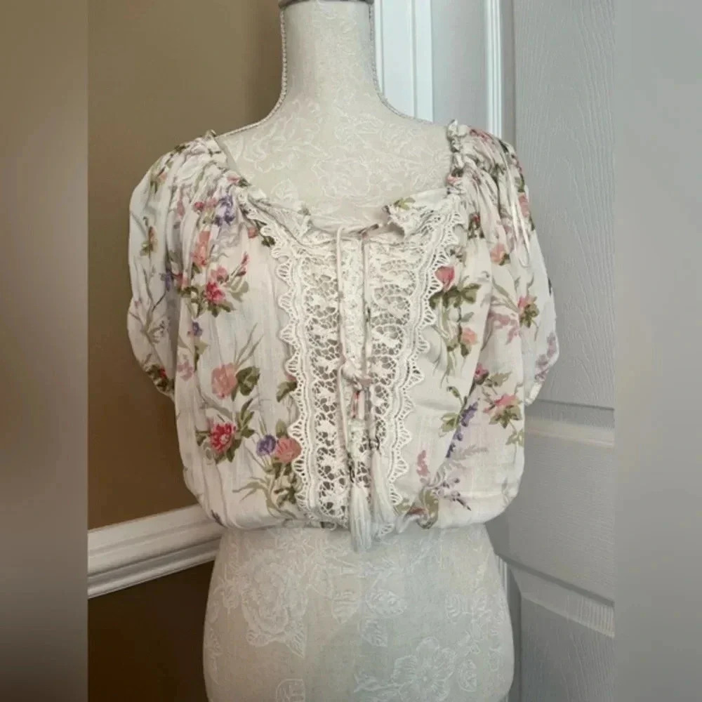 Angie Floral Buckle Top Brand New with Tags Size Small - Picture 3 of 8
